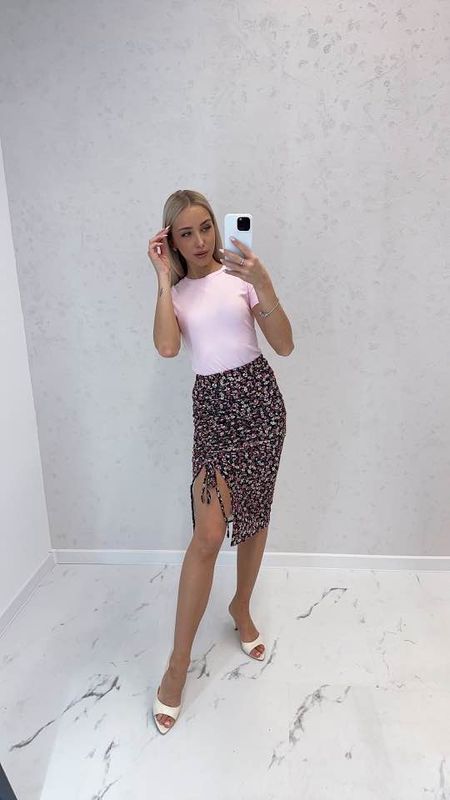 Spódnica Midi z Marszczeniem Kwiaty Czarna Fuksja