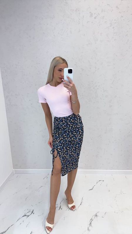 Spódnica Midi z Marszczeniem Kwiaty Czarna Granat