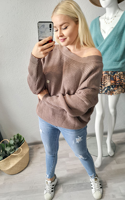 Sweter z Broszką Czekoladowy